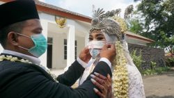 bride in face mask